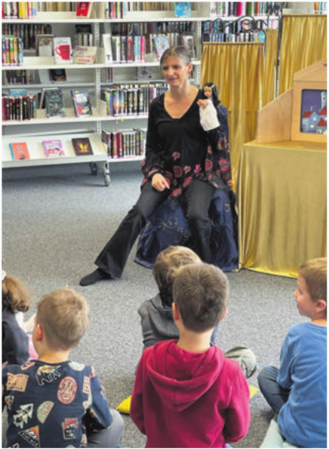 Das Puppentheater Stärnedruckli zog die Kleinsten in seinen Bann. Das Puppentheater Stärnedruckli zog die Kleinsten in seinen Bann.