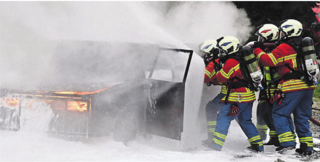 Brandbekämpfung eines Fahrzeuges durch den Atemschutz mit einem dreifachen Löschangriff, bestehend aus Schaum, Pulver und Wasser. Brandbekämpfung eines Fahrzeuges durch den Atemschutz mit einem dreifachen Löschangriff, bestehend aus Schaum, Pulver und Wasser.