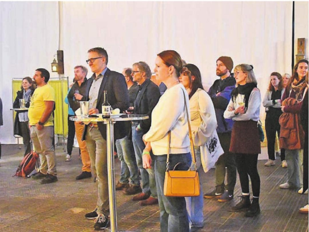 Unter den geladenen Gästen befinden sich Personen aus der Politik wie Gemeindeammann Arsène Perroud (am Stehtisch), dem Gewerbe, Vereinsmitglieder und Helfer. Unter den geladenen Gästen befinden sich Personen aus der Politik wie Gemeindeammann Arsène Perroud (am Stehtisch), dem Gewerbe, Vereinsmitglieder und Helfer.