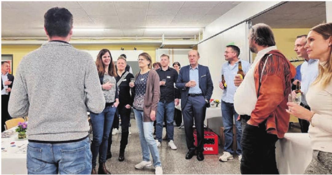 Alain Maître, mit dem Rücken im Bild, und die Gemeinde Oberlunkhofen waren Gastgeber für die Kollegen aus den anderen Kellerämter Gemeinden. Alain Maître, mit dem Rücken im Bild, und die Gemeinde Oberlunkhofen waren Gastgeber für die Kollegen aus den anderen Kellerämter Gemeinden.