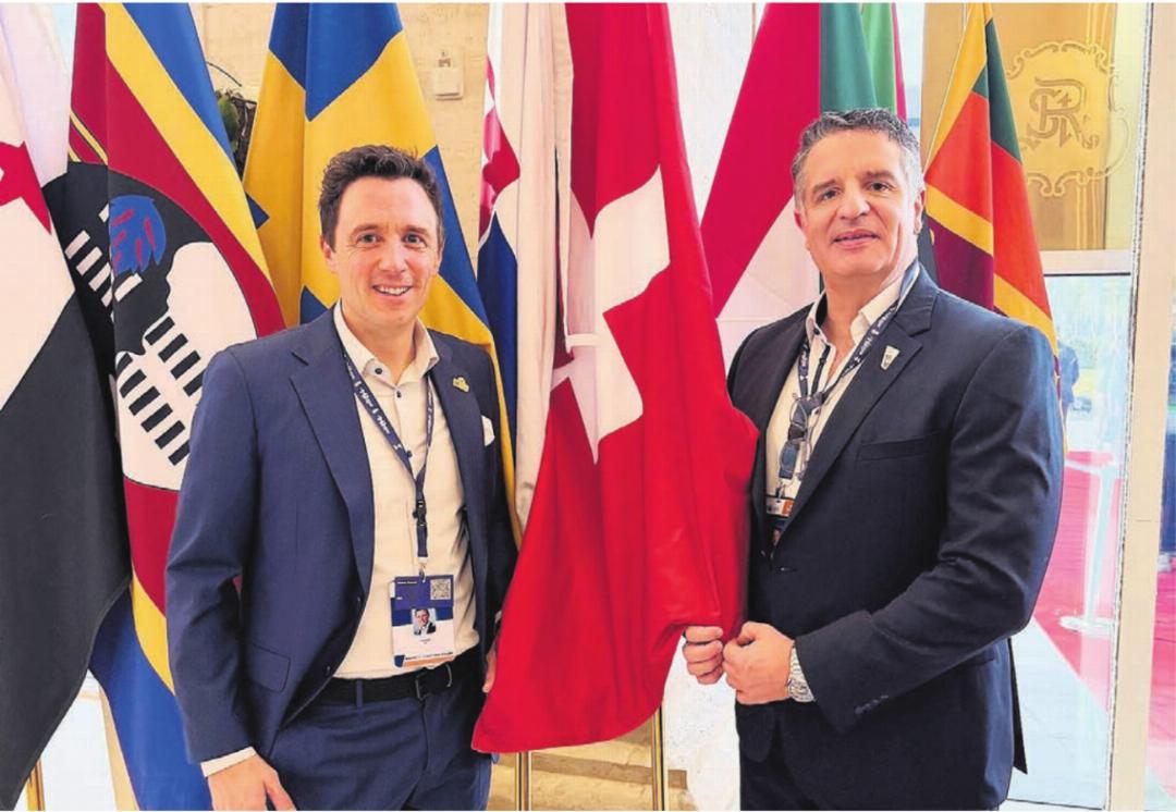 Pascal Jenny (links) mit Alexander Konstantinidis, Mitglied im SHV-Zentralvorstand mit Zuständigkeit «Internationales». «Alexander Konstantinidis war unser Wahlhelfer und hat den Job super gemacht», sagt Jenny. Konstantinidis ist übrigens Mitglied beim TV Muri und lebt im Aargau. Bild: pd Pascal Jenny (links) mit Alexander Konstantinidis, Mitglied im SHV-Zentralvorstand mit Zuständigkeit «Internationales». «Alexander Konstantinidis war unser Wahlhelfer und hat den Job super gemacht», sagt Jenny. Konstantinidis ist übrigens Mitglied beim TV Muri und lebt im Aargau. Bild: pd