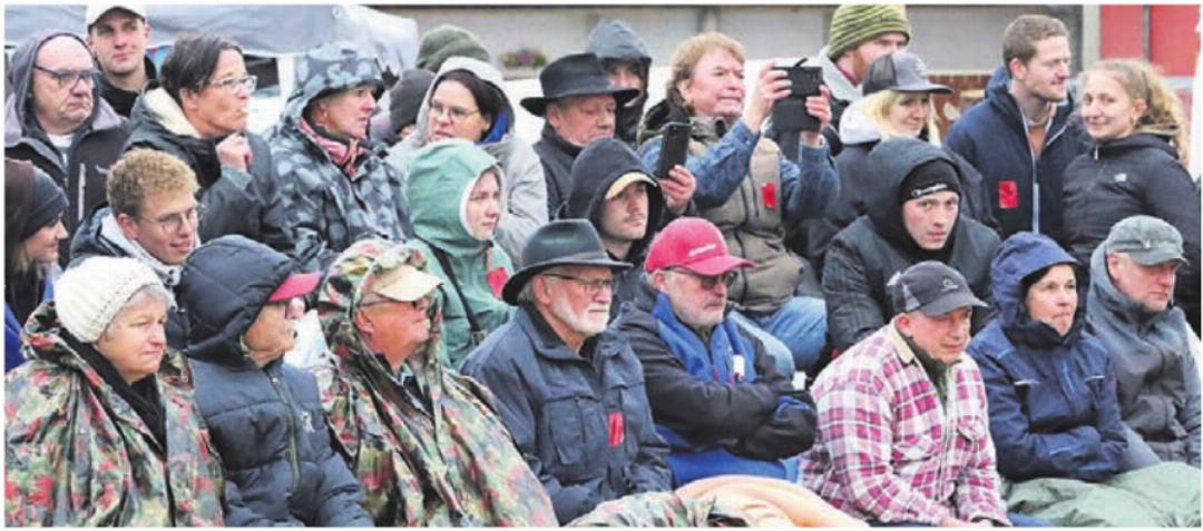 Die Zuschauer mussten sich am Nachmittag dick einpacken. Die Zuschauer mussten sich am Nachmittag dick einpacken.