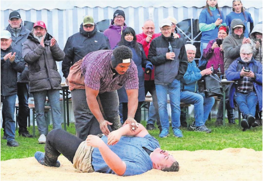 Zwei Eidgenossen im Schlussgang. Sieger Sinisha Lüscher (vom SK Olten-Gösgen) hilft Lukas Döbeli auf. Bilder: Stefan Sprenger Zwei Eidgenossen im Schlussgang. Sieger Sinisha Lüscher (vom SK Olten-Gösgen) hilft Lukas Döbeli auf. Bilder: Stefan Sprenger