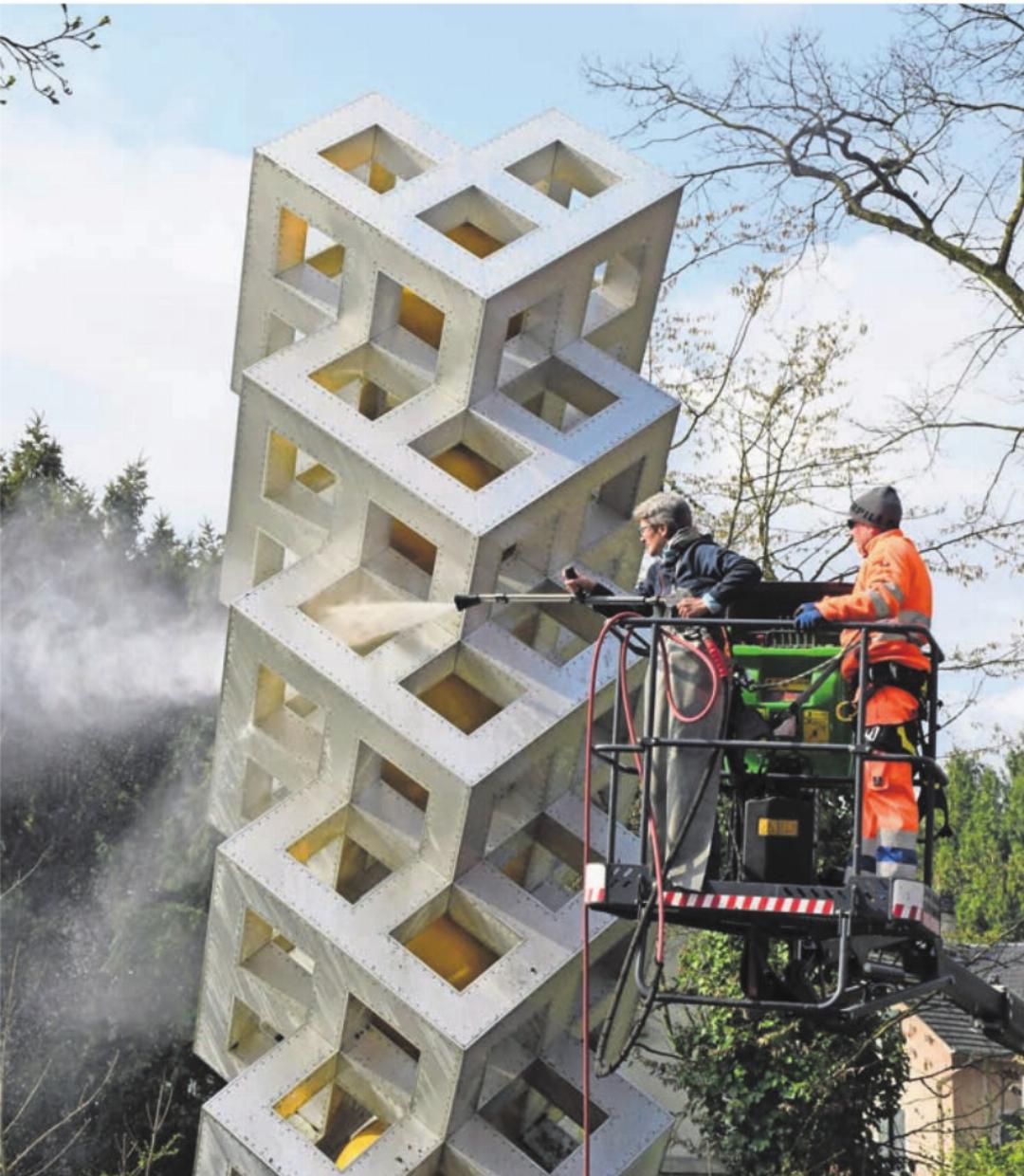 Gemeinderätin und Finanzministerin Claudia Hauri liess den Glanz des Brunnens, der hauptsächlich aus Aluminium besteht, wieder zum Vorschein kommen. Gemeinderätin und Finanzministerin Claudia Hauri liess den Glanz des Brunnens, der hauptsächlich aus Aluminium besteht, wieder zum Vorschein kommen.