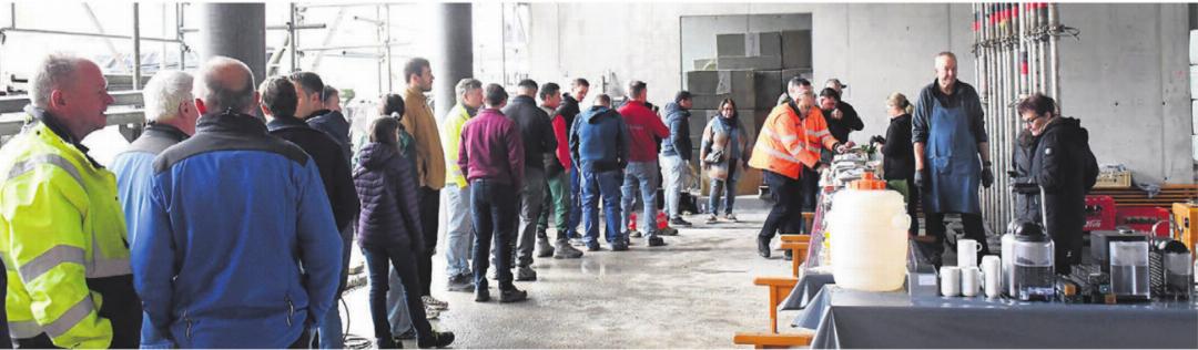 Das Anstehen lohnte sich: Planer, Handwerker, Bauarbeiter kamen an der schlichten Aufrichtefeier mitten in der Baustelle in den Genuss der feinen «Rössli»-Küche. Das Anstehen lohnte sich: Planer, Handwerker, Bauarbeiter kamen an der schlichten Aufrichtefeier mitten in der Baustelle in den Genuss der feinen «Rössli»-Küche.