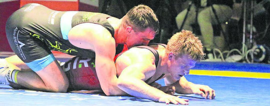 Alles fürs Team. Marc Weber (unten) hat zwar gegen Ramon Betschart zu beissen, doch mit seiner 1:3-Niederlage hält er die Punktausbeute des Ostschweizers in Grenzen. Das ist der Teamspirit, den Freiamt-Trainer Pascal Strebel beschwört. Alles fürs Team. Marc Weber (unten) hat zwar gegen Ramon Betschart zu beissen, doch mit seiner 1:3-Niederlage hält er die Punktausbeute des Ostschweizers in Grenzen. Das ist der Teamspirit, den Freiamt-Trainer Pascal Strebel beschwört.