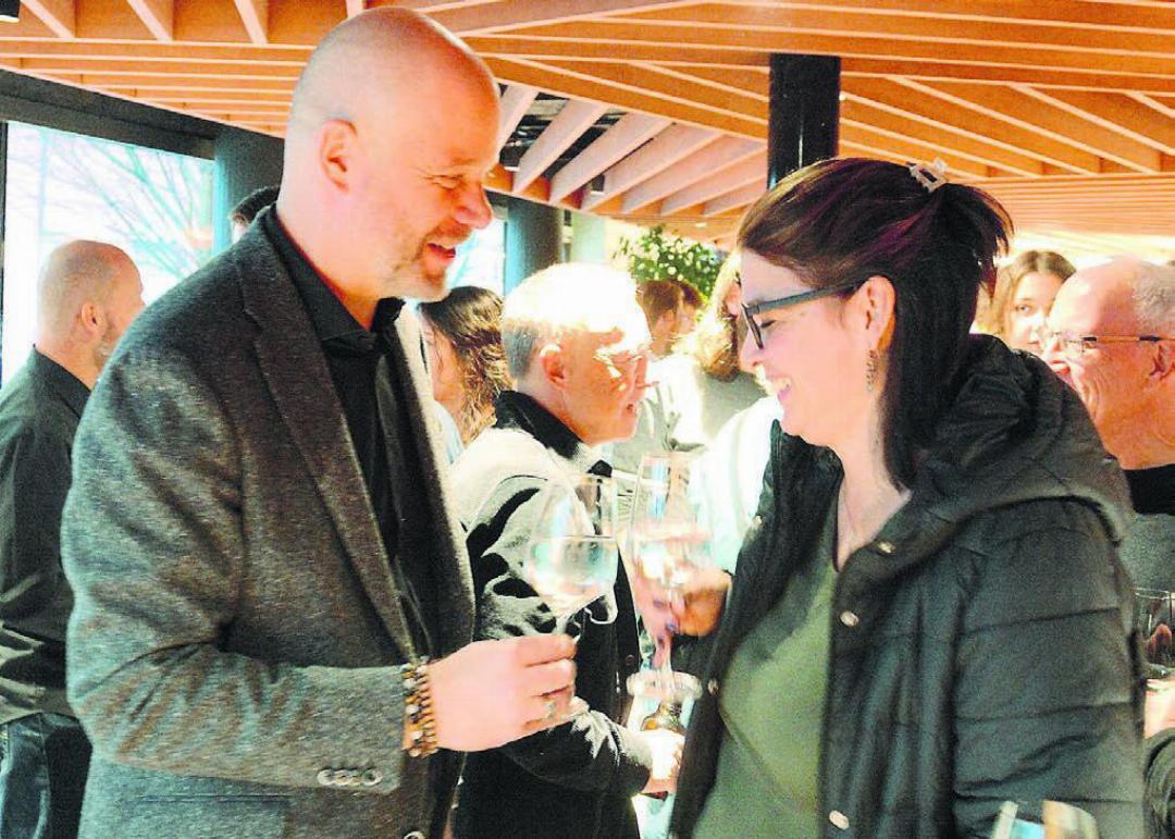 Gemeinsam anstossen auf den Erfolg: Sibylle Parvex-Käppeli hat ihren Mann im Wahlkampf aktiv unterstützt. Nun hat es Olivier Parvex im zweiten Wahlgang geschafft. Zur Feier kam er mit der gesamten sechsköpfigen Familie in den Chappelehof. «Sie gibt mir Halt», sagt er. Bild: Chregi Hansen Gemeinsam anstossen auf den Erfolg: Sibylle Parvex-Käppeli hat ihren Mann im Wahlkampf aktiv unterstützt. Nun hat es Olivier Parvex im zweiten Wahlgang geschafft. Zur Feier kam er mit der gesamten sechsköpfigen Familie in den Chappelehof. «Sie gibt mir Halt», sagt er. Bild: Chregi Hansen