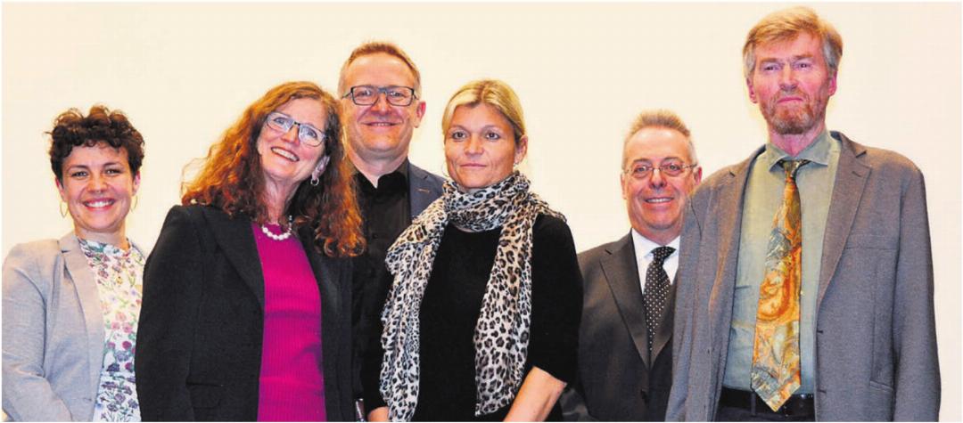 Das Präsidium des Einwohnerrates musste gleich vier Gemeinderäte verabschieden (von links): Vizepräsidentin Julia Frischknecht, Gemeinderätin Ariane Gregor, Ammann Arsène Perroud, Gemeinderätin Denise Strasser, Einwohnerratspräsident Marc Läuffer und Vizeammann Thomas Burkard. Bilder: Sabrina Salm Das Präsidium des Einwohnerrates musste gleich vier Gemeinderäte verabschieden (von links): Vizepräsidentin Julia Frischknecht, Gemeinderätin Ariane Gregor, Ammann Arsène Perroud, Gemeinderätin Denise Strasser, Einwohnerratspräsident Marc Läuffer und Vizeammann Thomas Burkard. Bilder: Sabrina Salm