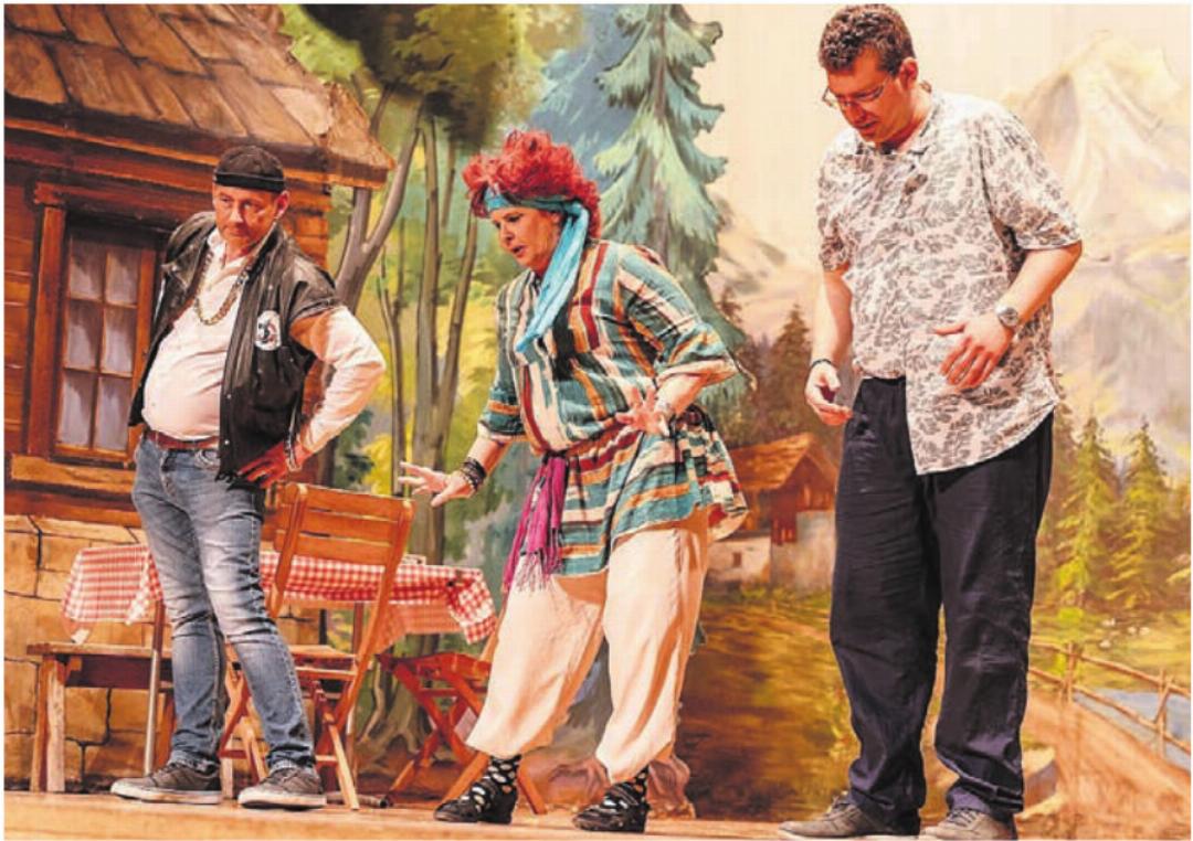 Esoterikerin Kalina (Renate Stutz) schwingt mit den Ganoven Poldi und Edi (Urs Lüscher und Erich Schönenberg) die Hüften. Esoterikerin Kalina (Renate Stutz) schwingt mit den Ganoven Poldi und Edi (Urs Lüscher und Erich Schönenberg) die Hüften.