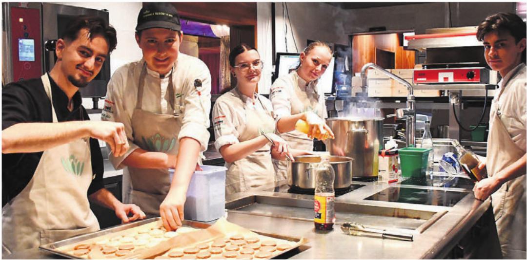 In der Küche hat Leni Glanzmann (Dritte von links) alles im Griff. In der Küche hat Leni Glanzmann (Dritte von links) alles im Griff.