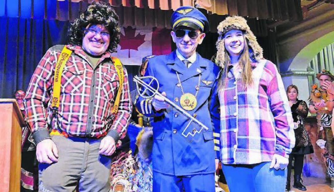 Die beiden Gemeinderäte Lukas Vock (links) und Nina Haas übergaben dem neuen Fasnachtsoberhaupt die Schlüssel der Macht. Die beiden Gemeinderäte Lukas Vock (links) und Nina Haas übergaben dem neuen Fasnachtsoberhaupt die Schlüssel der Macht.