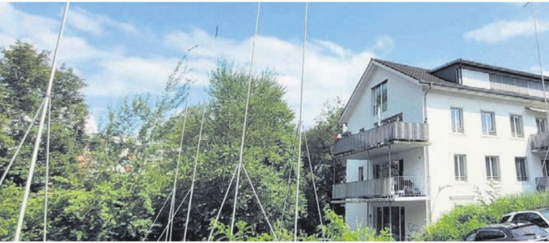 Das geplante Bauprojekt am Freihofweg gefährdet den Baumbestand im Park des Strohmuseums. Das missfällt vielen Ortsbürgern. Das geplante Bauprojekt am Freihofweg gefährdet den Baumbestand im Park des Strohmuseums. Das missfällt vielen Ortsbürgern.