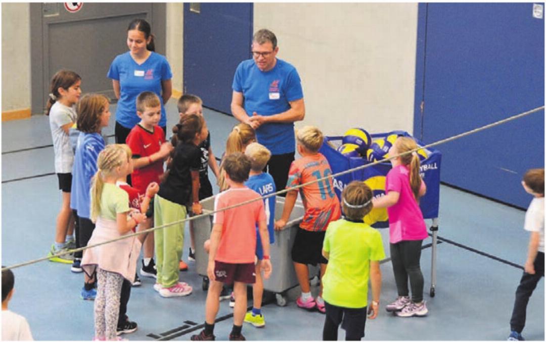Volleyball: Für Anfänger nicht ganz einfach, aber Spass hat es trotzdem gemacht. Volleyball: Für Anfänger nicht ganz einfach, aber Spass hat es trotzdem gemacht.