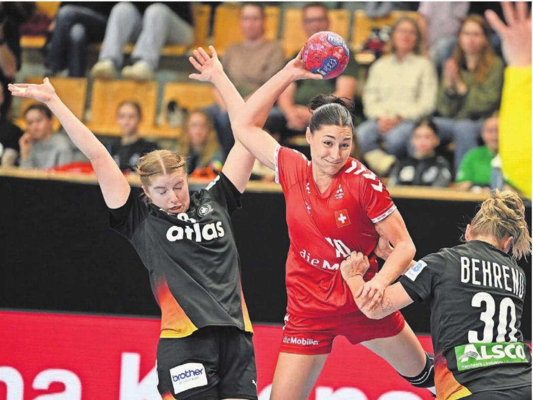 Daphne Gautschi durchdringt die massive Abwehr von Deutschland. An der WM wird sie erneut gefordert sein. Bild: Alexander Wagner Daphne Gautschi durchdringt die massive Abwehr von Deutschland. An der WM wird sie erneut gefordert sein. Bild: Alexander Wagner