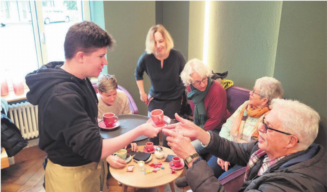 Noah Zurfluh aus Muri freut sich auf seine neue Herausforderung als Teammitglied des Café Hoi. Bilder: Chregi Hansen Noah Zurfluh aus Muri freut sich auf seine neue Herausforderung als Teammitglied des Café Hoi. Bilder: Chregi Hansen
