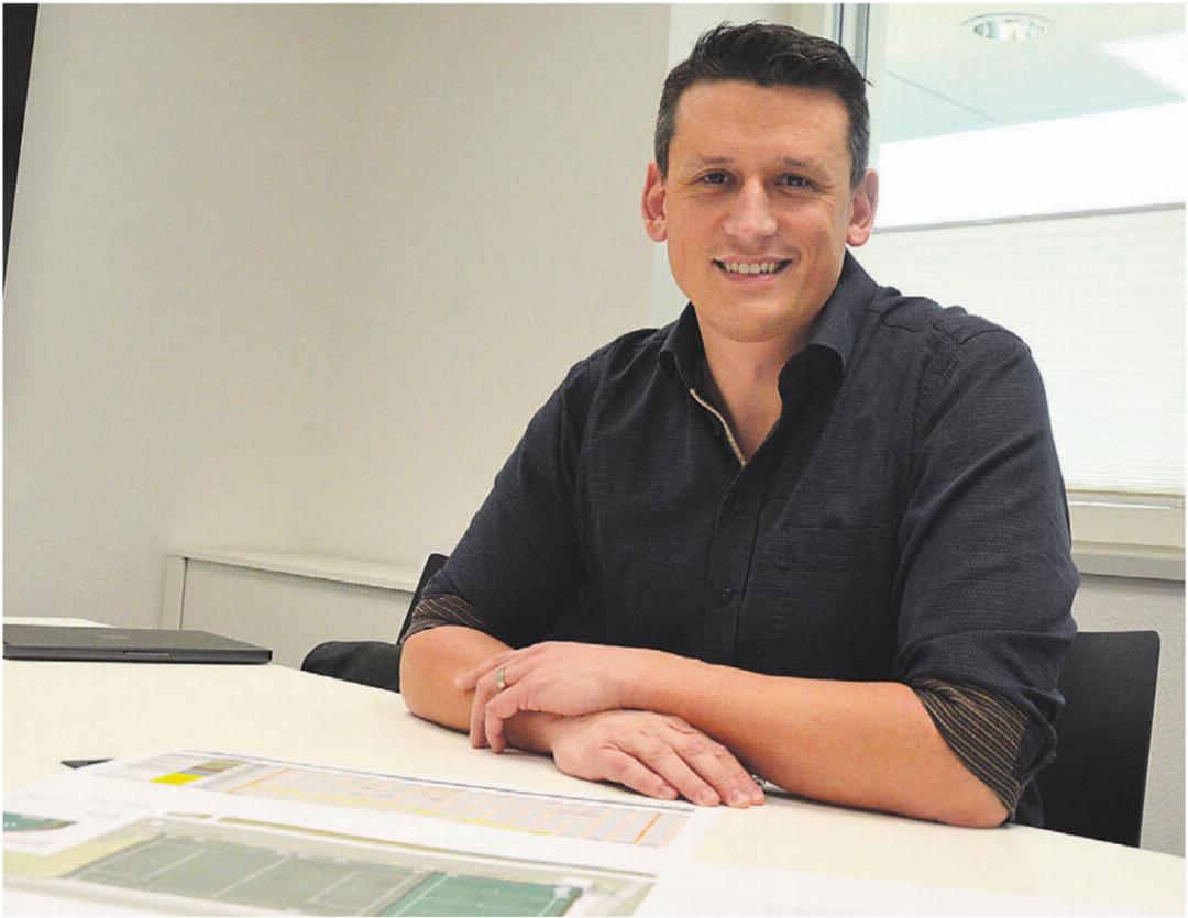 Schon nach den Sommerferien soll das Kunstrasenfeld fertig sein. Pascal Vontobel zeigt die entsprechenden Pläne. Bild: Annemarie Keusch Schon nach den Sommerferien soll das Kunstrasenfeld fertig sein. Pascal Vontobel zeigt die entsprechenden Pläne. Bild: Annemarie Keusch
