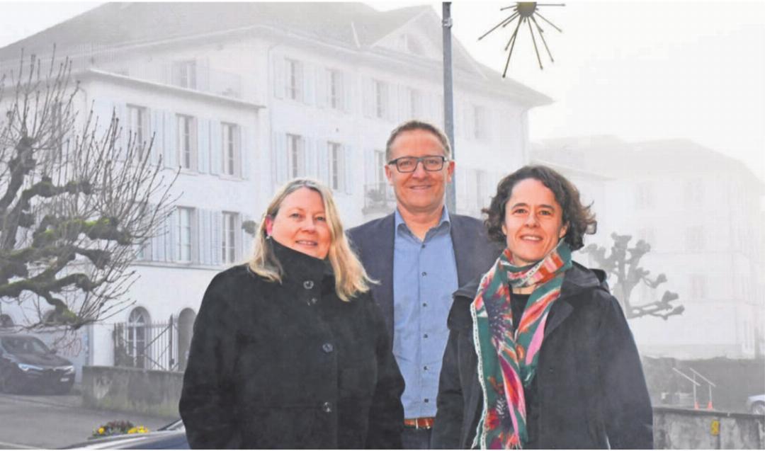 Verantwortliche für das Räumliche Entwicklungsleitbild vor einem historischen Gebäude (v. l.): Claudia Schwarzmeier (Leiterin Planung und Ortsentwicklung), Gemeindeammann Arsène Perroud und Ines Schmid (Planungsbüro Metron). Bild: Daniel Marti Verantwortliche für das Räumliche Entwicklungsleitbild vor einem historischen Gebäude (v. l.): Claudia Schwarzmeier (Leiterin Planung und Ortsentwicklung), Gemeindeammann Arsène Perroud und Ines Schmid (Planungsbüro Metron). Bild: Daniel Marti