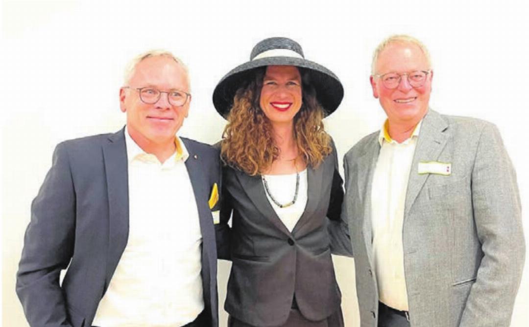 Als Dankeschön erhielt Sarah Genner von Ralph (links) und Kurt Notter einen handgefertigten Freiämter Strohhut. Als Dankeschön erhielt Sarah Genner von Ralph (links) und Kurt Notter einen handgefertigten Freiämter Strohhut.