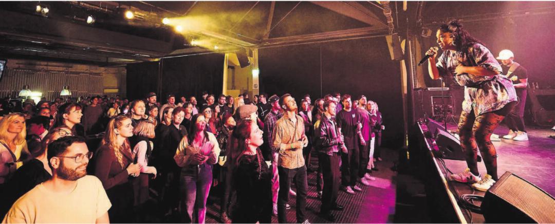 La Nefera (Jennifer Perez) und ihre Band begeistern das Publikum beim ersten Konzert im Kulturwerk Bleichi. Bilder: Monica Rast (3) / Henry Schulz (2) La Nefera (Jennifer Perez) und ihre Band begeistern das Publikum beim ersten Konzert im Kulturwerk Bleichi. Bilder: Monica Rast (3) / Henry Schulz (2)