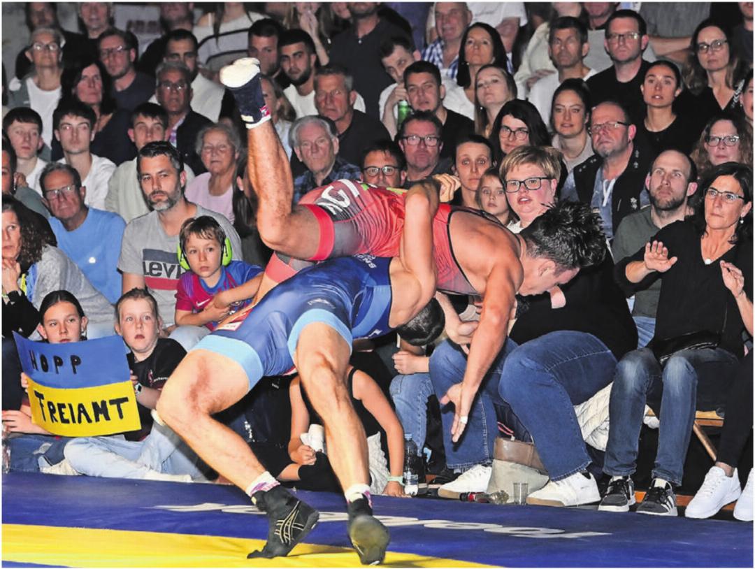 70 kg Greco: Saya Brunner wird vom Willisauer Topathleten Michael Portmann Richtung Publikum geworfen. Bild: Alexander Wagner 70 kg Greco: Saya Brunner wird vom Willisauer Topathleten Michael Portmann Richtung Publikum geworfen. Bild: Alexander Wagner