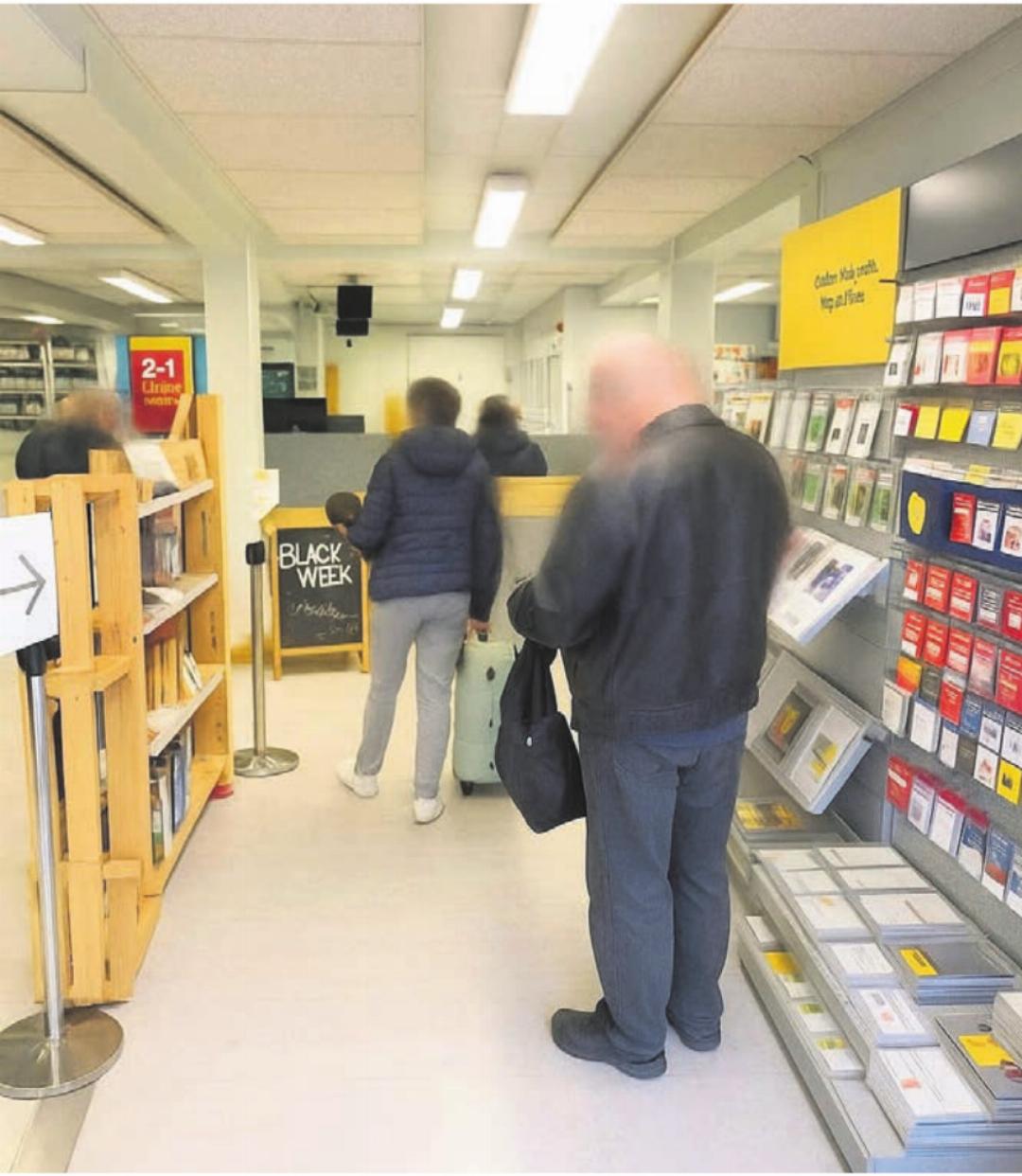 Im Provisorium sind die Verhältnisse zwar gerade in der Vorweihnachtszeit eng, aber trotzdem werden alle Kunden ruhig und mit einem Lächeln bedient. Im Provisorium sind die Verhältnisse zwar gerade in der Vorweihnachtszeit eng, aber trotzdem werden alle Kunden ruhig und mit einem Lächeln bedient.