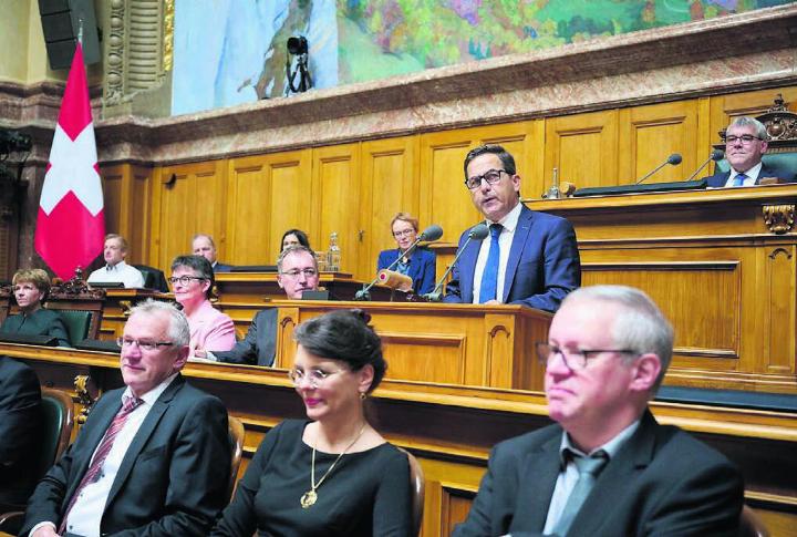 Vor dem Beginn der Bundesratswahlen nutzte Bundeskanzler Walter Thurnherr die Möglichkeit für ein paar letzte Worte an die Bundesversammlung. Bilder: Parlamentsdienste / Franca Pedrazzetti