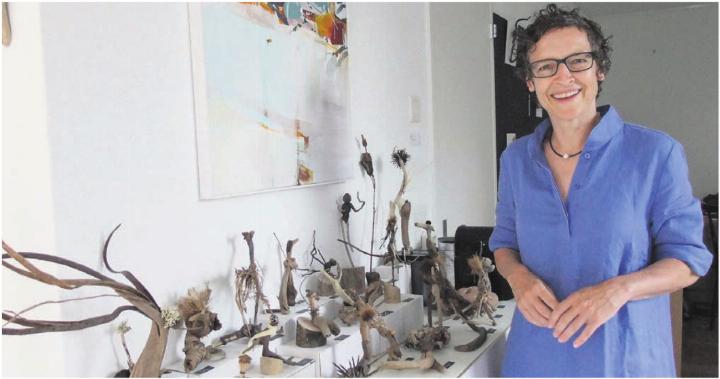 «Mich fasziniert die Vielfalt der Natur», sagt Karin Köpfli-Fehlmann in ihrem Atelier vor ihren «Fundlingen» und einem ihrer Bilder. Bild: Bernadette Oswald