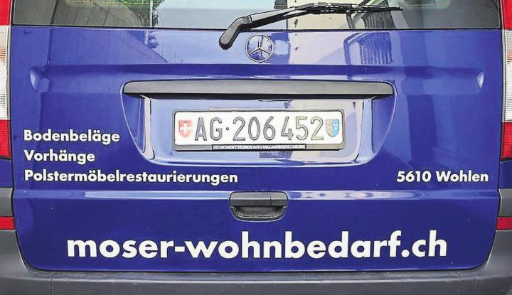 Wo dieses Auto steht, da werden Wohnträume geschaffen: Innendekorateur Markus Moser vom Fachgeschäft für Wohnbedarf, Narzissenweg 10, Wohlen, ist der geschätzte und kompetente Partner für Bodenbeläge, Vorhänge und die Restauration von Polstermöbeln.
Bild: zvg