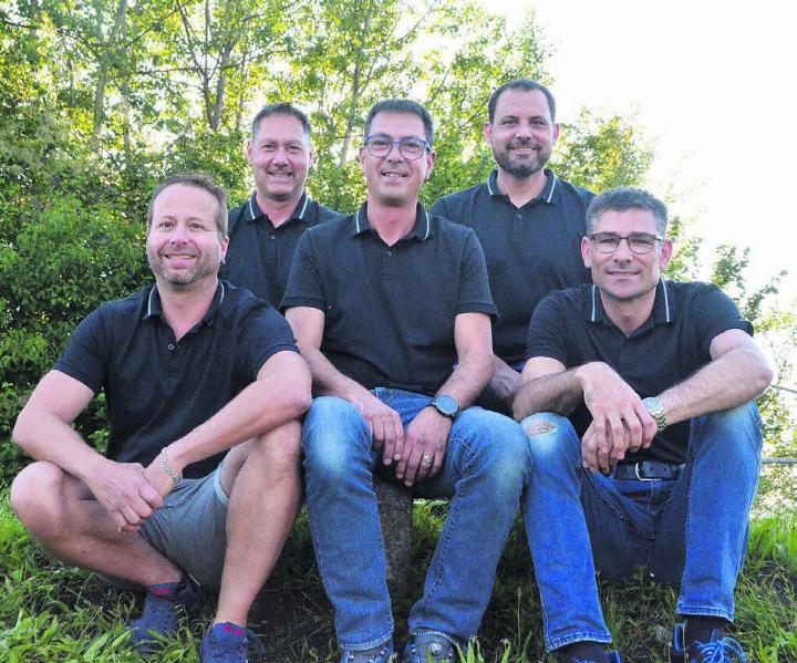 Sie organisieren das Maisfäscht, von links: Stephan Koch, Roger Keusch, Beat Keusch, Marc Meier und Patrick Müller. Es fehlt: Reto Kuhn. Bilder: zg / Annemarie Keusch
