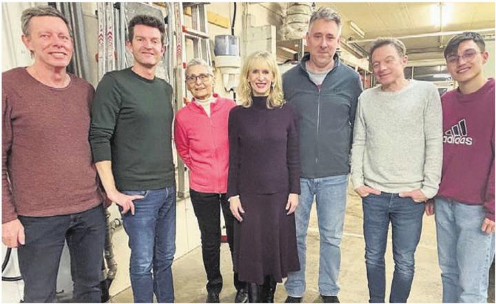 Ein Gruppenfoto gehört dazu: Priska Seiler Graf (Mitte), Stefan Dietrich (Grossrat, 3. v. r.) und die Vorstandsmitglieder der SP Mutschellen-Kelleramt (v. l.) Fredi Kaufmann, Anthony Paine, Tatiana Miskuv Oehrli, Rainer Meindl und Manuel Hug. Bild: zg