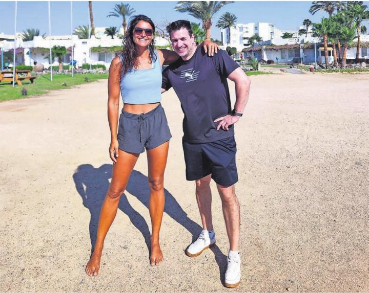 Die sportliche «Chefin» Rebecca Karasek (aus Meisterschwanden) und der Wohler Daniel Maurer in Ägypten.   Bilder: zg