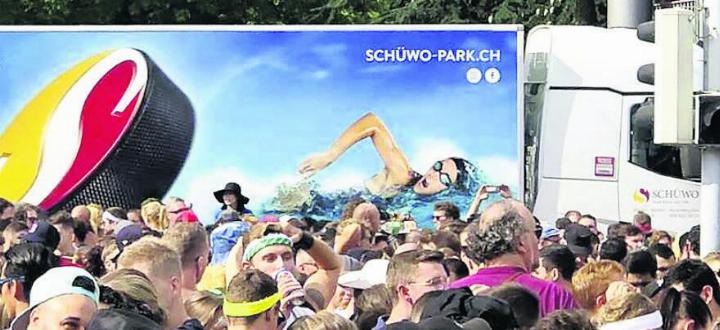 Bis 2019 ein gewohntes Bild an der Streetparade: Ein Schüwo-Lastwagen inmitten der tanzenden Menge. Bild: zg