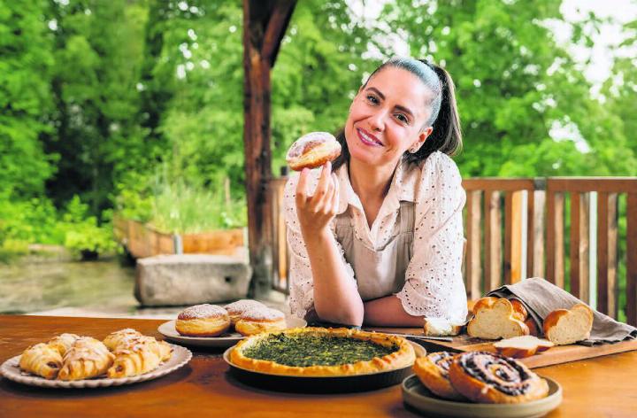 Tiziana Cuviello bewegt sich schon länger in der veganen Kochszene. Nun veröffentlicht die 43-Jährige aus Dintikon ein veganes Kochbuch.
Bild: Amela Besirbasic Tiziana Cuviello bewegt sich schon länger in der veganen Kochszene. Nun veröffentlicht die 43-Jährige aus Dintikon ein veganes Kochbuch.
Bild: Amela Besirbasic