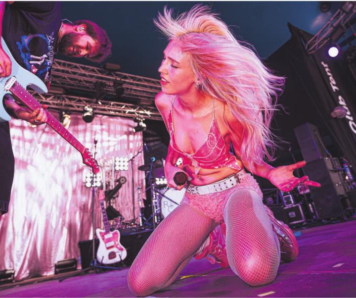 Auf der Bühne fühlt sich Milune zu Hause. Wie hier am Paleo Festival. Das Konzert in Wohlen wird ein Heimspiel, das für Künstlerin und Publikum gleichermassen ein Moment der Nähe und Verbundenheit sein dürfte. Bild: Raphaël Renaux (@_youngrayo)