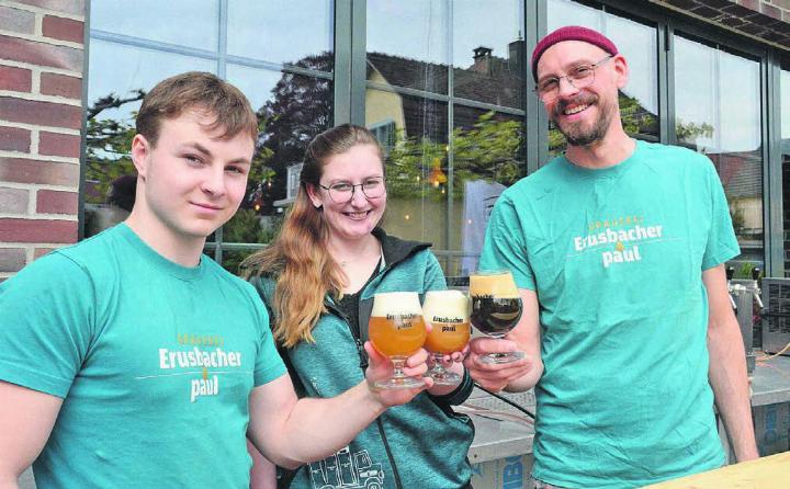 Sie haben je ein eigenes Bier gebraut, schenkten es jetzt aus und waren sehr gespannt auf das Feedback der Gäste: die beiden Auszubildenden Logan Mathis und Nina Kähli und der zweite Braumeister Sebastian Schmieder. Bild: Chregi Hansen