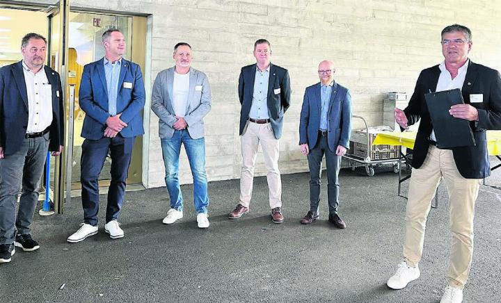 Gemeindeammann Ueli Lütolf (rechts) will zusammen mit seinen Gemeinderatskollegen (von links: Renato Sanvido. Daniel Füglistaler, Fabian Lupp, René Schmidli und Gemeindeschreiber Josef Würsch) die Herausforderungen anpacken. Bild: Archiv