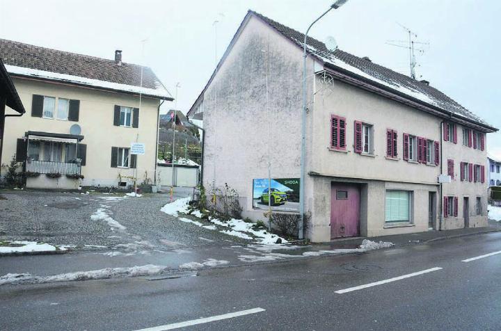 Aufwertung für das Dottiker Zentrum: Das alte Gebäude direkt an der Wohlerstrasse und das etwas zurückversetzte Haus links davon sollen abgerissen und durch drei Neubauten ersetzt werden. Bild: Chregi Hansen