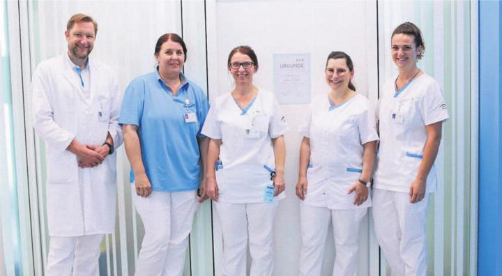 Das Spital gratuliert dem ärztlichen Leiter Matthias Kösters und der Leiterin des Wundambulatoriums Heidi Helfenstein sowie den Wundexpertinnen Blagica Kostov, Sibylle Baumann und Elvira Righetti (von links) zur Anerkennung durch die Schweizerische Gesellschaft für Wundbehandlung. Bild: zg