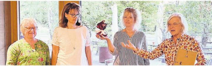 Preisübergabe: Sibylle Bader und Erika Melliger übergeben die 500 Franken an Silvia Meier und Sonja Widmer-Weibel vom insieme-Vorstand. Bild: wam