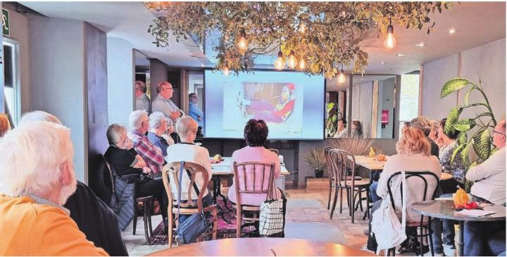 Das interessierte Publikum amüsierte sich ob dem Bild der 100-jährigen mit Zigarre. Auch so kann sich Alter zeigen, wusste Simon Feldhaus, neben Leinwand, links. Bild: vaw Das interessierte Publikum amüsierte sich ob dem Bild der 100-jährigen mit Zigarre. Auch so kann sich Alter zeigen, wusste Simon Feldhaus, neben Leinwand, links. Bild: vaw