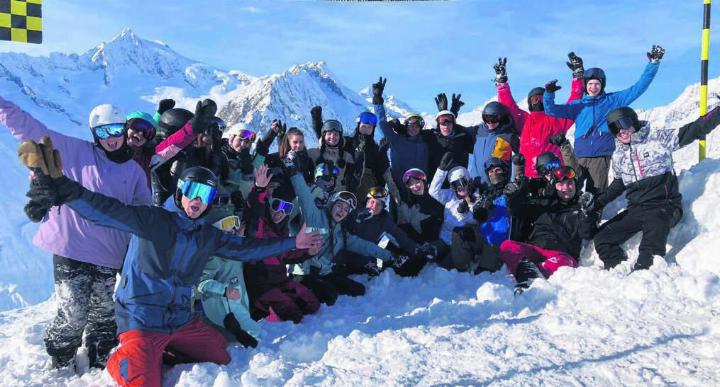 Die Schüler und Schülerinnen aus dem Freiamt geniessen tolle Tage im sonnigen Wallis. Dabei wird auch abseits der Piste ganz viel Sport getrieben. Bild: zg