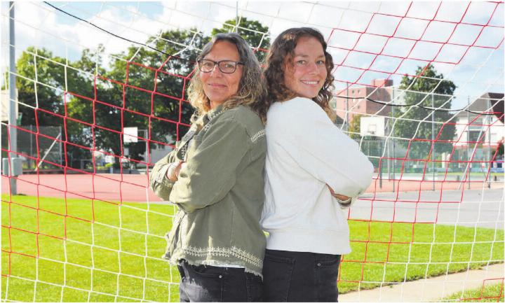 Carmen (links) und Laura Vogt sind ein Powerteam. Gemeinsam haben sie ihr Start-up MindSave gegründet. Sie wollen Goalies, egal aus welcher Sportart, helfen, mentale Stärke zu erlangen. 
Bild: Sabrina Salm