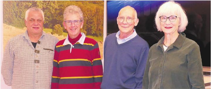 Die drei Organisatoren der IG Offenes Pfarreihuus und ihr Gast (von links:) Markus Schmid, Hans-Peter Stierli, Referent Gabriel Oser und Bea Geissmann. Bild: Stefan Treier