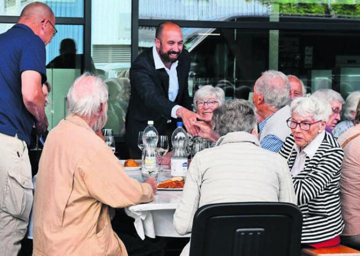 Präsident Fabrice Müller begrüsst alle 56 Seniorinnen und Senioren persönlich. Bild: mo