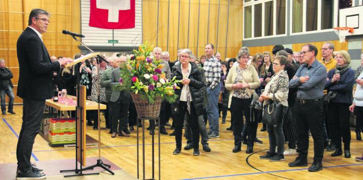 Gemeindeammann Ueli Lütolf hielt eine Kurzansprache vor grossem Publikum. Bild: mo
