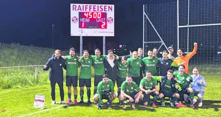 Jubel beim FC Bünz-Maiengrün nach dem 2:1-Auswärtssieg bei Tabellenführer Würenlos. Nachdem die Freiämter schwach in die Aufstiegsrunde gestartet sind, brachte dieser Erfolg die Wende. Bild: zg