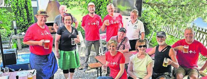 Das Team ist bereit. Die ersten Füürobebiergäste sind da. Bilder: zg