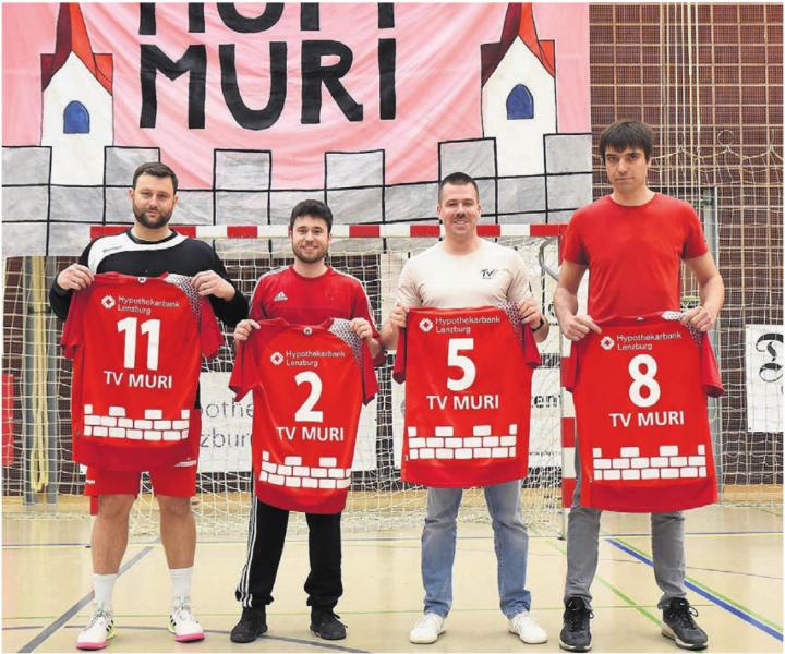 Vier langjährige «Eis»-Spieler treten zurück und wurden vor der Finalissima am letzten Samstag geehrt. Von links: Lukas Schwenkfelder (10 Jahre in der 1. Mannschaft), Yorick Kaufmann (13 Jahre), Jan Heusi (16 Jahre) und Dominik Lang (13 Jahre).