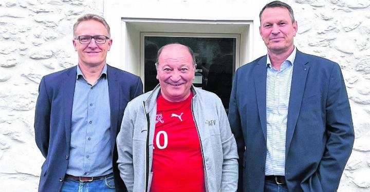 Da strahlten sie noch um die Wette (von links): Ammann Arsène Perroud, Festredner Luigi Ponte und Gemeinderat Roland Vogt. Danach setzte Starkregen ein. Bild: Walter Minder