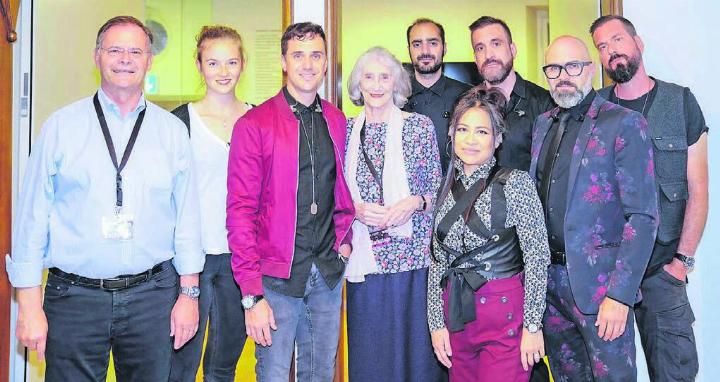 JJacqueline Isler-Schwab am Seven-Konzert von 2019 im Park des Strohmuseums. Das war das letzte Mal, dass sie bei der Jacqueline und Rudolf Isler-Schwab Stiftung aktiv dabei war und mitwirkte. Das Bild zeigt (v.l.) die Organisatoren Walter Dubler und Christina Isler sowie Soulstar Seven und Jacqueline Isler-Schwab – daneben Sevens Band. Bild: Archiv/any
